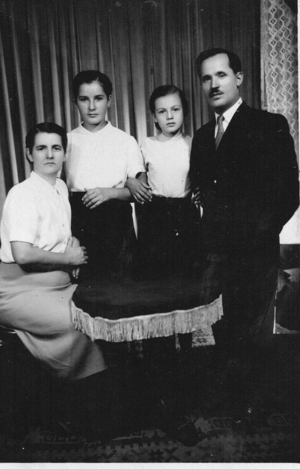 Familia Caragață: Costache, Elena, Cornelia și Olga