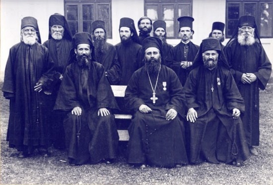 Părintele Gherasim Iscu împreună cu obștea mănăstirii Tismana