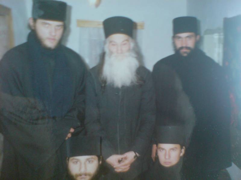 Părintele Siluan Antoci (primul din stânga-sus) alături de Părintele Iustin Pârvu și alți tineri părinți (din arhiva ierom. Siluan Antoci)